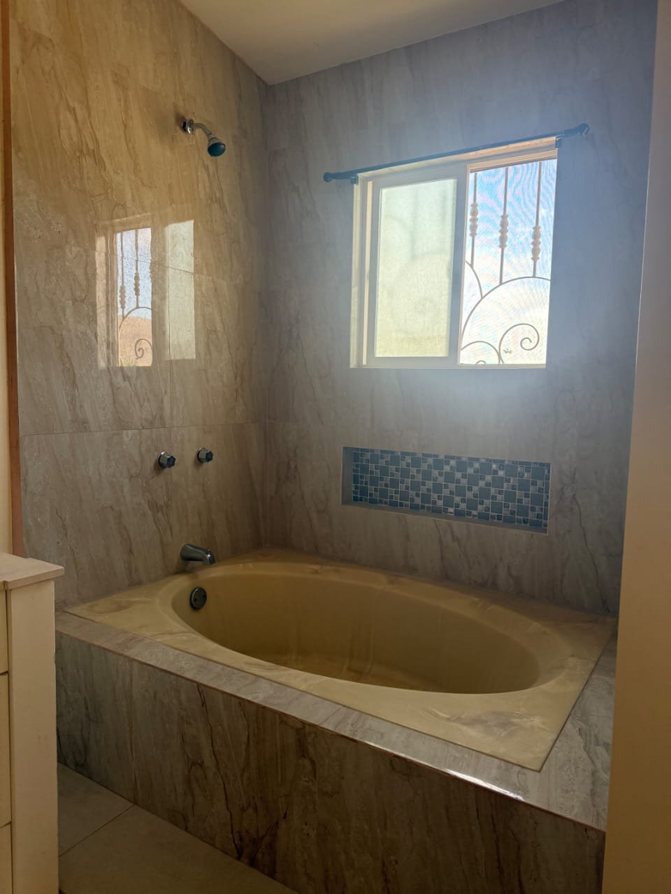 Detalles de baños y acabados en Casa Puente